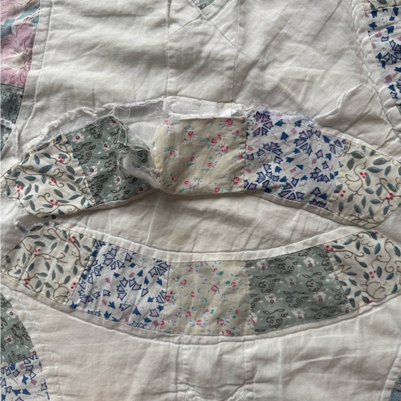 80x80 Gorgeous Vintage Double Wedding Ring Quilt - Needs Repair/Has a Few Stains - Picture 4 of 8
